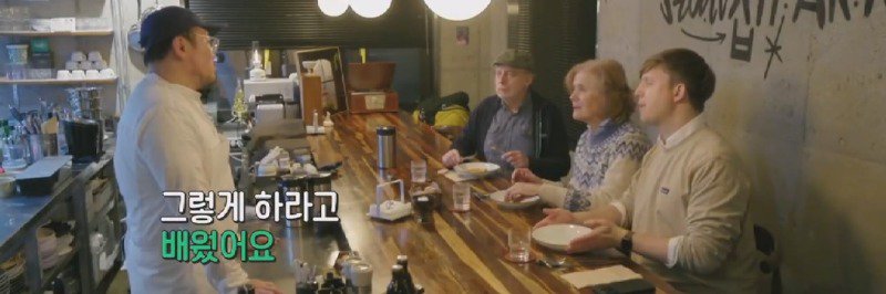 벨기에인 앞에서 감자튀김 요리를 선보이는 셰프11