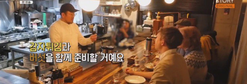 벨기에인 앞에서 감자튀김 요리를 선보이는 셰프16