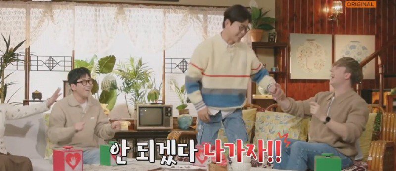 벨기에인 앞에서 감자튀김 요리를 선보이는 셰프36