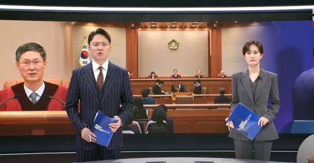 오늘자 MBC 뉴스데스크 앵커 의상.jpg1