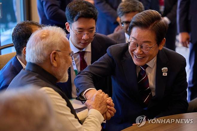 이재명대통령-모디총리 손 잡고 빵터진 순간, 양국 통역관도 웃참 실패1