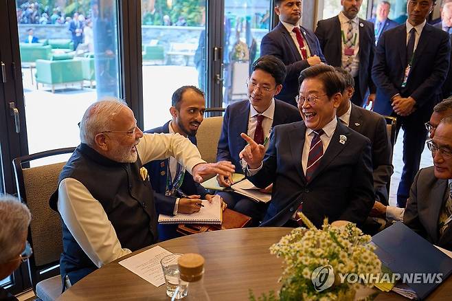 이재명대통령-모디총리 손 잡고 빵터진 순간, 양국 통역관도 웃참 실패2