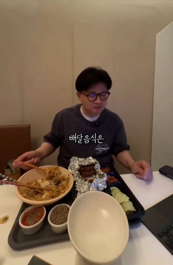 남편이 정치병 걸려 백수에 배달음식 시켜먹고 라방하면..1