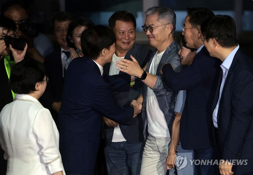 오늘 포옹하는 조국, 최강욱. jpg1