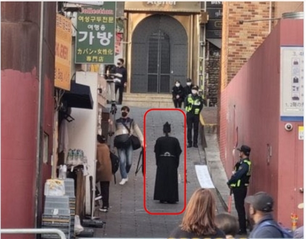 쥴리 코바나 사무실 천장에 구멍 뚫린거요..8