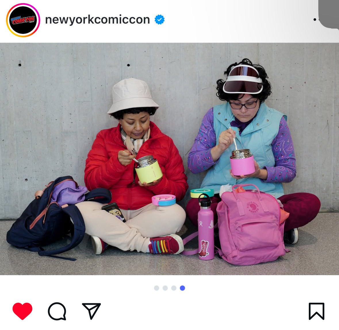 바닥에 앉아 도시락 까먹는 아줌마 두명1