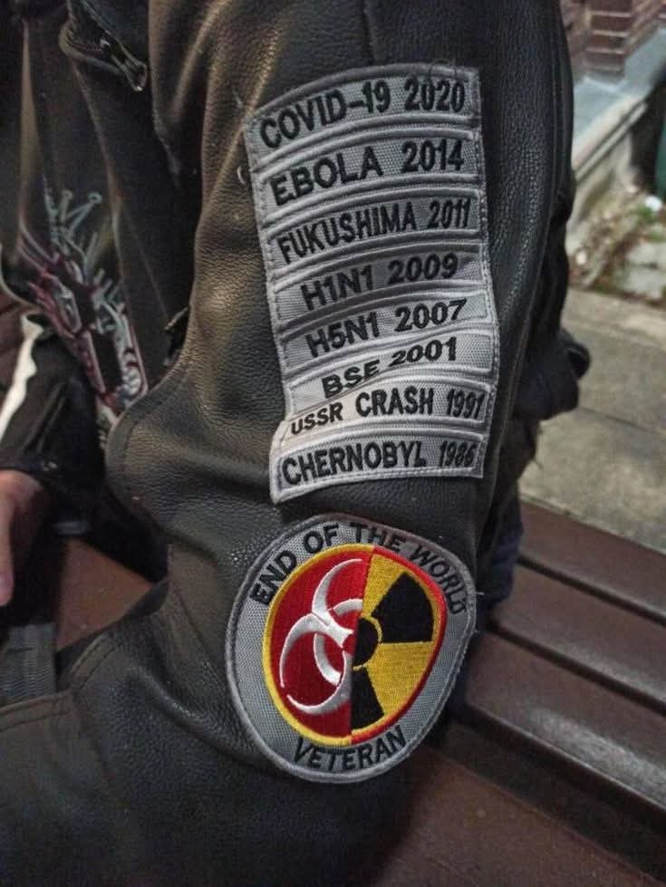 그가 극복한 것들을 보여주는 휘장(패치)들1