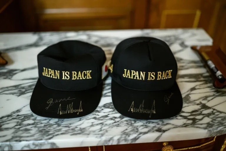 백악관에 올라온 한국 선물 vs 일본 선물 사진.jpg (아베 골프채?)12