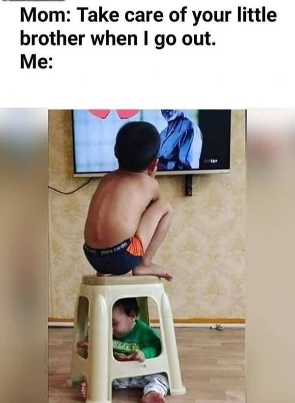 엄마 외출중 동생 돌보는 형1