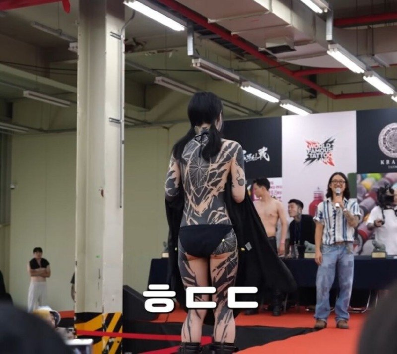 팬티만 입은 여성을 대놓고 웃으면서 쳐다보는 아저씨.jpg3