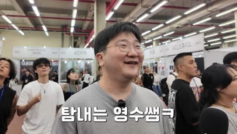 팬티만 입은 여성을 대놓고 웃으면서 쳐다보는 아저씨.jpg4