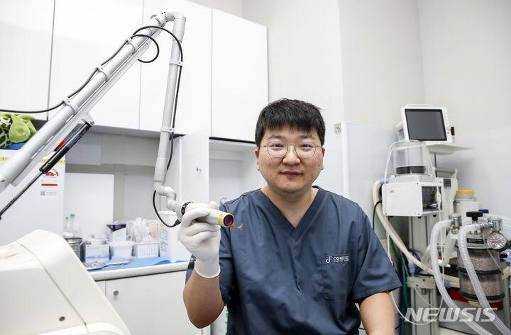 팬티만 입은 여성을 대놓고 웃으면서 쳐다보는 아저씨.jpg5