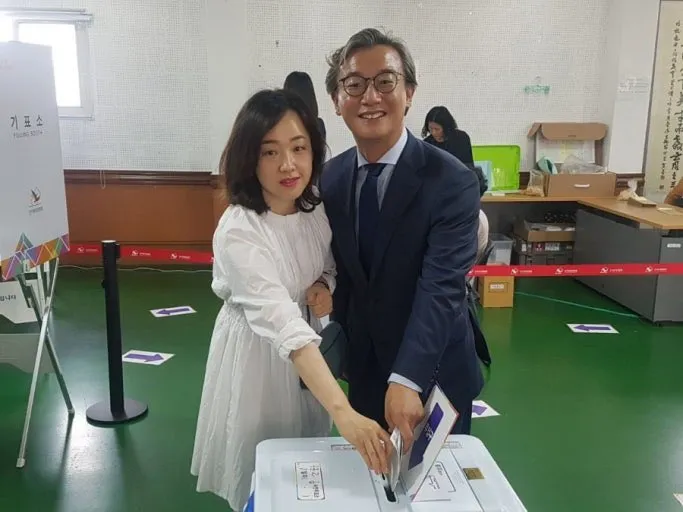 전재수 당선인 부인이 미인이네요2
