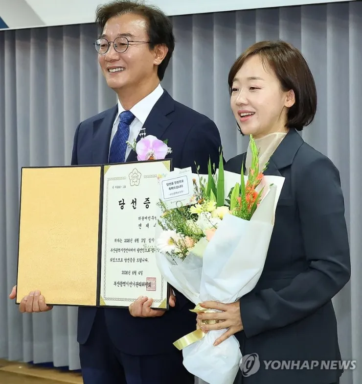 전재수 당선인 부인이 미인이네요3