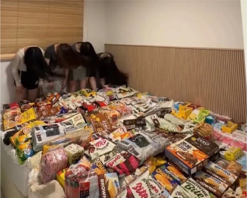 한국 여행 싹쓰리한 외국인 인증샷.jpg5