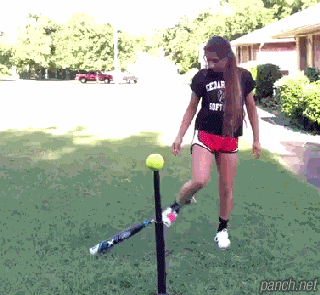 쪼매 치는 여자.gif1