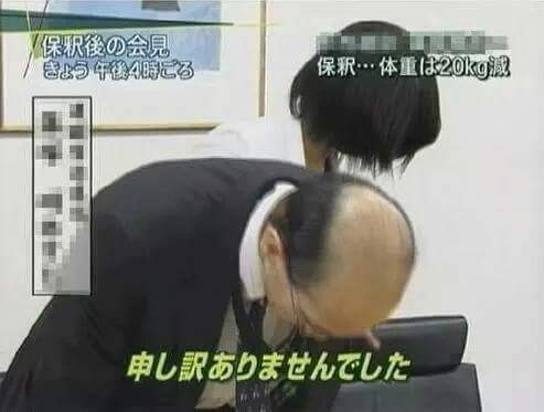 너무 고개를 빨리 숙여서 가발이 못 따라감.jpg1