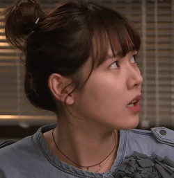 손예진 눈웃음 모음.gif17