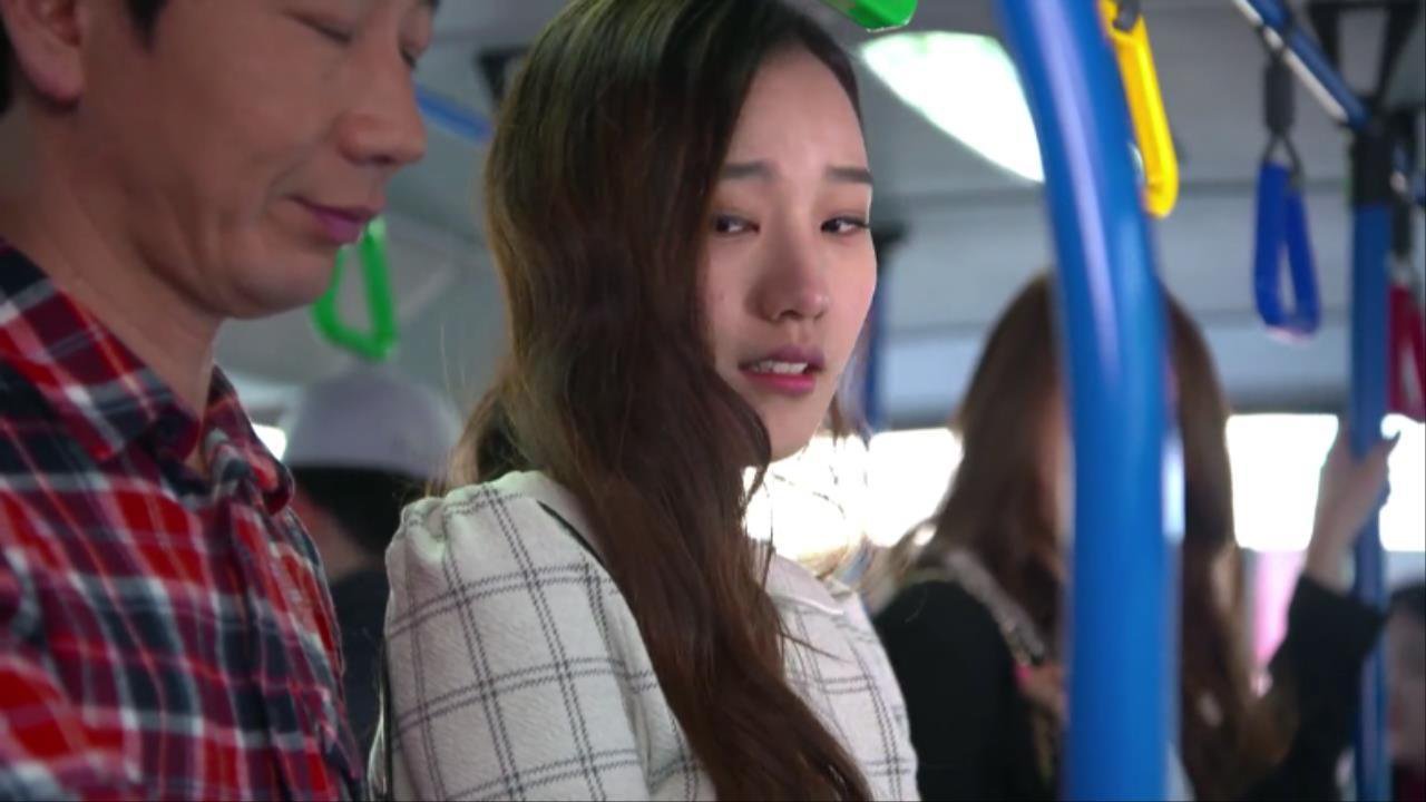 버스 타고가는데 앞에 여자때문에 자꾸 선다;;1