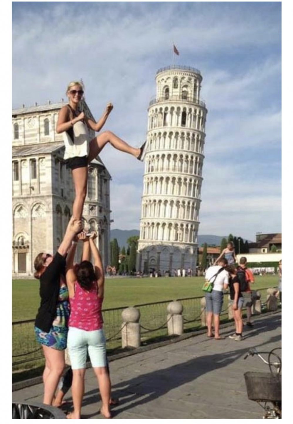피사의 사탑 인증샷, 이젠 누워찍는게 대세2