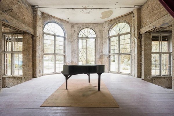 폐허 속에 덩그러니 남겨진 피아노1