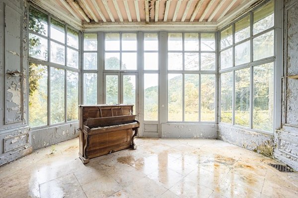 폐허 속에 덩그러니 남겨진 피아노4