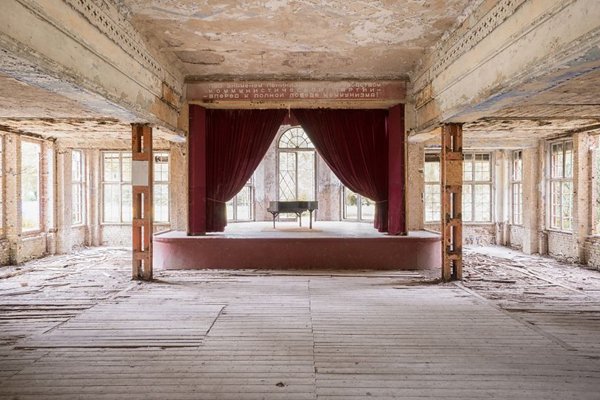 폐허 속에 덩그러니 남겨진 피아노5