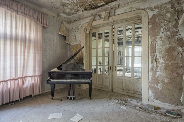 폐허 속에 덩그러니 남겨진 피아노7