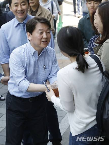 안철수와 셀카 찍은 노량진 처자 보면서 드는 생각.JP91