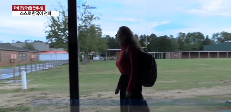 한국어 가르치는 백인 여고생.jpg1