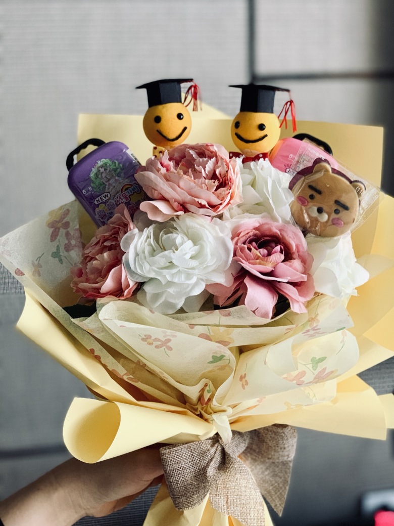 오늘 유치원 졸업하는 딸래미한테 주는 와이프 특주 꽃다발...1