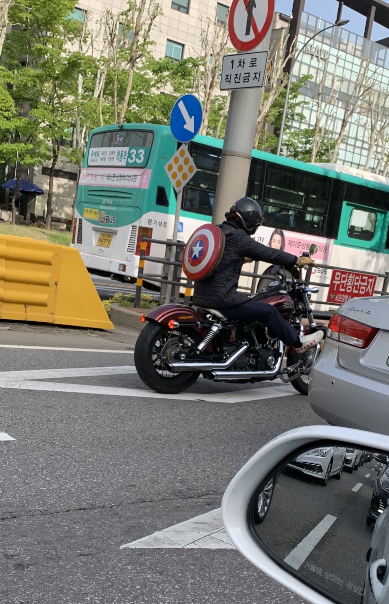 양재대로에 캡틴아메리카 출현1