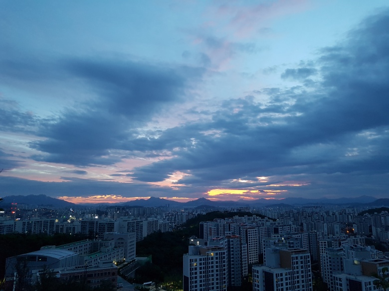 현재 서울 하늘이빈다1