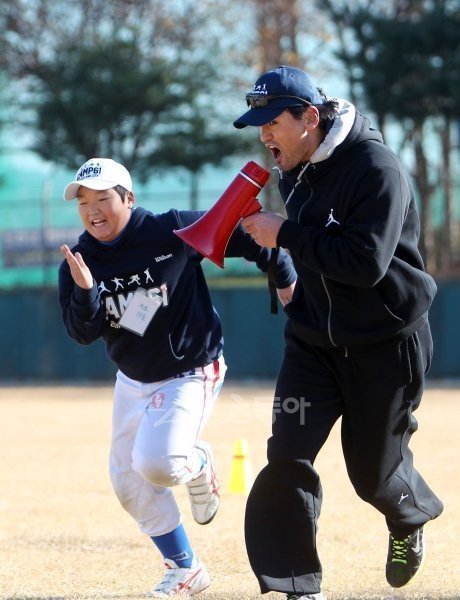 숨을 헐떡이며 뛰어오는 이모1