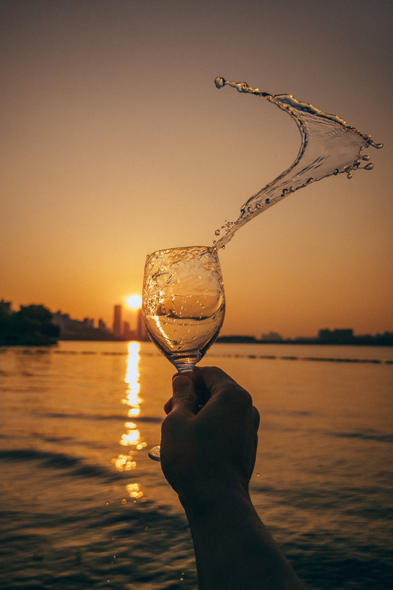 폰카+한강물+와인잔+노을.jpg2