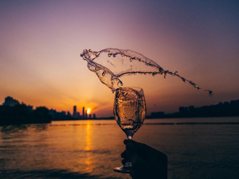 폰카+한강물+와인잔+노을.jpg5