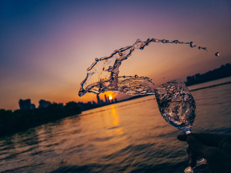 폰카+한강물+와인잔+노을.jpg6