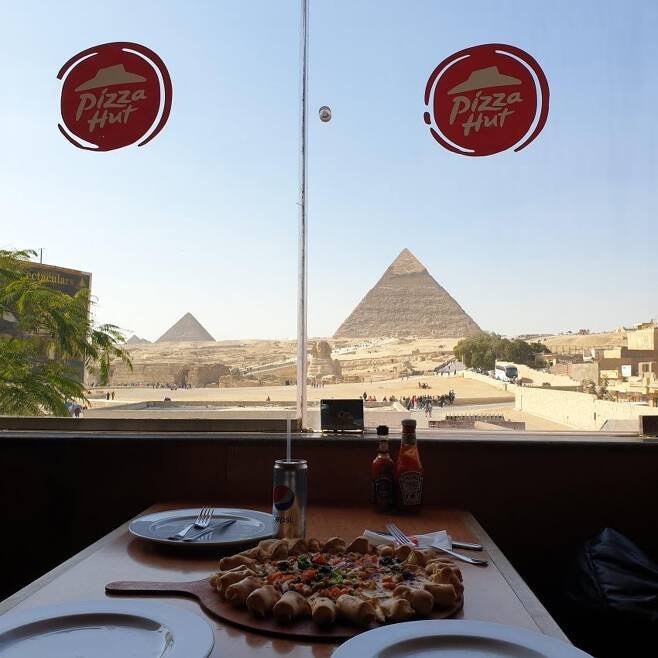 남의 무덤 옆에다 지은 피자집.JPG1